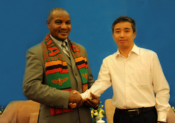 彭国飞副董事长与赞比亚副总统卢潘多.姆瓦佩合影