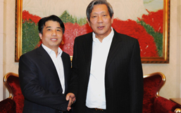 彭建国董事长与泰国副总理披尼合影留念